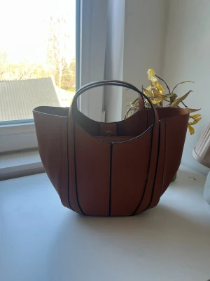 Zara väska - Helt ny väska från Zara, jätte fin brun färg och rymmer mycket 