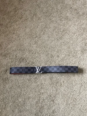 Svart bälte - Bältet är nytt och 110cm långt.           Kommer inte gå ner i pris.