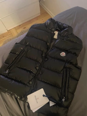 Svart dunväst Moncler - Snygg Moncler 1:1 dunväst, storlek 1.