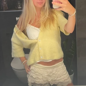 Ljusgul kortärmad kofta - Söt och trendig stickad kortärmad kofta från Gina som är oanvänd, bara testat💛💛ljusgul och perfekt inför våren och sommaren🤍💞💛
