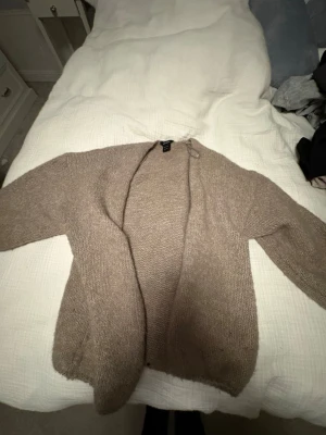 Beige stickad kofta från Lindex - Populär fin stickad kofta från Lindex helt ny jätte bra skick ej använd säljer den för att jag fick 2 st likadana i exakt samma färg och har ju då bara användning av 1, original pris är 380kr så passa på att köpa.