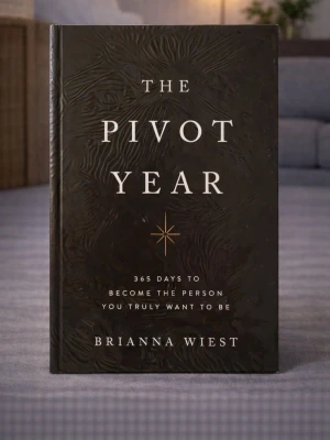 The Pivot Year (Brand new, in English) - Skick: Helt ny bok. Omslag: Pappercover. Storlek: standard (inte pocket). Förpackning: I sitt originala plastomslag. Från: Stockholm. Snabb leverans inom Sverige.
