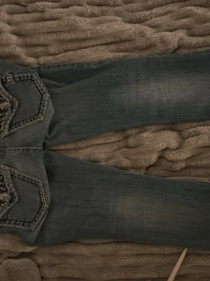 Blåa miss me  - Säljer ett par blåa jeans från miss me, som är fett coola med lagom många detaljer på bakfickan. Egentligen var dom köpta på depart of mental för 1500.  Jag älskar dessa jeans dom är jätte söta fast dom är tyvärr inte min stil längre. Jag 162 och dess passar PERFEKT i längden. Skriv privat för måtten! 