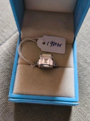 Vacker moissanitring i sterlingsilver S925 - Vacker moissanitring i sterlingsilver S925. Ny med etiketter. Säljer den eftersom den köptes som en ersättningsring. Den har bara legat i lådan hemma.  ✦ RINGINFORMATION: ✎ Metall: 925 sterlingsilver ✎ Metallfärg: sterlingsilver ✎ Storlek: 8/57 ✎ GRA-certifikat  ✦ INFORMATION OM MITTSTENEN: ✎ Stentyp: Moissanit ✎ Form: Asscher-slipning ✎ Stenvikt: 8,93 CT ✎ Stenmått: 11,81x11,81x7,13 mm ✎ Färg: Vit ✎ Klarhet: VS1
