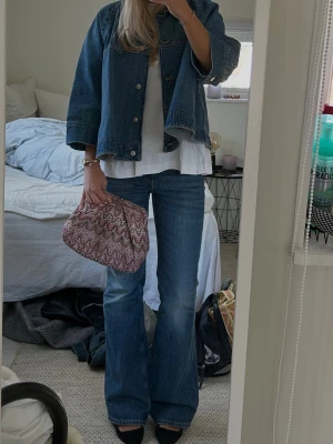 Oversized blå jeansjacka - Blå jeansjacka med trekvartsärm. Storlek XL men passar mig som oftast har storlek S.