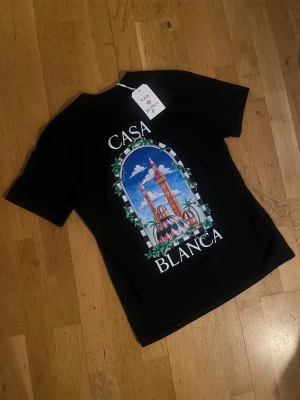 Casablanca T-Shirt - Helt ny & Oanvänd ✔️, Märkt med storlek L men passar som S ✔️, Kommer med tags 🏷, Skickas inom 1 dag 🚀, kontakta gärna för mer info ☺️