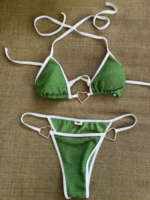 Grön bikini med hjärtdetaljer - Använd en gång så silverhjärtana har ej rostats 