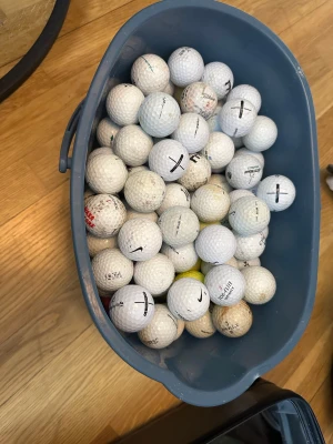 190st golfbollar - En hink fylld med många olika golfbollar från flera märken, bland annat Nike och Titleist. Bollarna är mestadels vita men det finns även någon gul. Perfekt för dig som vill fylla på golfbollar till träning eller spel.