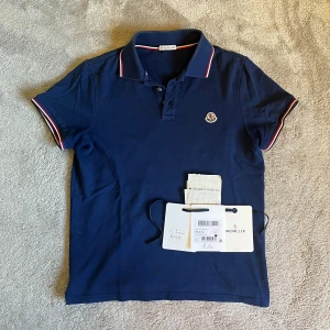 💫Moncler piké💫 - Hej! Säljer nu min sjukt snygga Moncler piké i marinblå färg. Storlek S. Jättefint skick, använd fåtal gånger. Köpt på NK Stockholm sommaren 2024 för 3599kr och tags och KVITTO medföljer. Jättefin färg som passar till allt. Hör av er vid frågor eller funderingar🤩💫