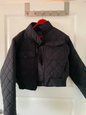 Quiltad pufferjacka  - Snygg svart pufferjacka från LCW Casual med quiltat mönster, jackan är i en croppad modell.