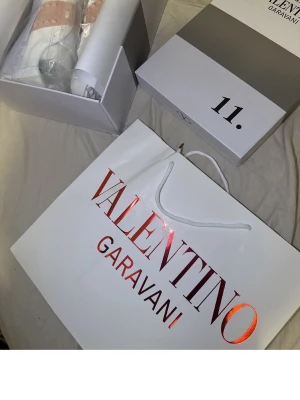 INTRESSEKOLL - Bara intresserad om någon skulle vilja lägga ett bud på mina rosa valentino skor. Dem är använda fåtal gånger 