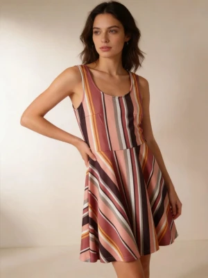 Randig kort klänning i rosa toner - Säljer en kort, ärmlös klänning med breda vertikala och diagonala ränder i rosa, vinrött, vitt, gult och svart. Klänningen har rundad urringning och ett utställd kjol. Perfekt för varma dagar och ger en färgglad look.