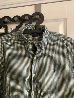 skjorta Polo Ralph Lauren - Bra skick använts någon gång men inget som syns. Storlek M slim fit herr.