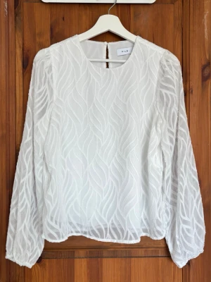 Vit blus  - Säljer en vit blus från Vila. Har använt den ett fåtal gånger🌸