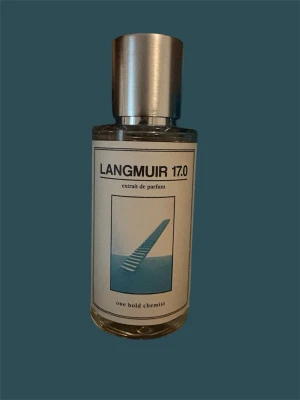 Langmuir 17.0 (Lv imagination) parfym - Bara sprayad 2-3 gånger. Nästan helt ny ifrån oneboldchemist (50ml). Den luktar precis som orginalet gör (Lv imagination).                                            Pris kan diskuteras 🤩⭐️