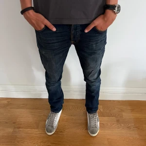 NUDIE JEANS GRIM TIM - NUDIE JEANS GRIM TIM | Skick: 7/10 (se bild 5) | Strl W31 L32 | Modellen är 182 cm | Vårt pris 449kr | Hör av dig om du undrar någonting!