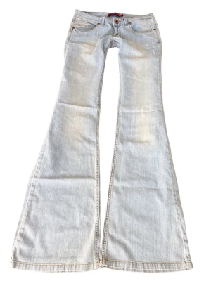 Ljusblå vintage superlågmidjade bootcut - Sååå sjukt snygga superlågmidjade bootcut jeans!! ❤️Innebenslängd 85 cm midjemått: 38 cm ❤️