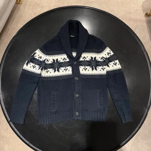 Cardigan - Mörkblå stickad cardigan som är i mycket bra skick från George. Skriv gärna vid funderingar 🔥 Priset kan diskuteras 🤝🤝 storlek M