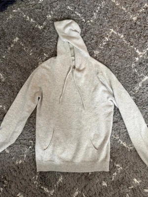 Grå kashmir hoodie  - Grå snygg kashmir hoodie. Nypris 1500kr 