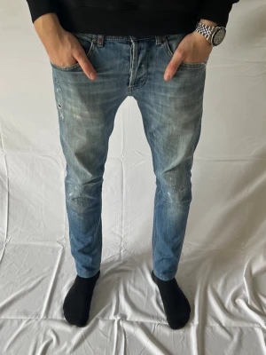 Dondup George  - Tja! Säljer nu dessa sjukt eftertraktade blå  Dondup George med original slitningar från frabrik. Se storlek nedan. Jeansen är i mycket bra skick.                                                                     Nypris: 3500kr                                                                 Säljs för: 799kr                                                                 Tveka inte på att höra av er vid intresse eller frågor!