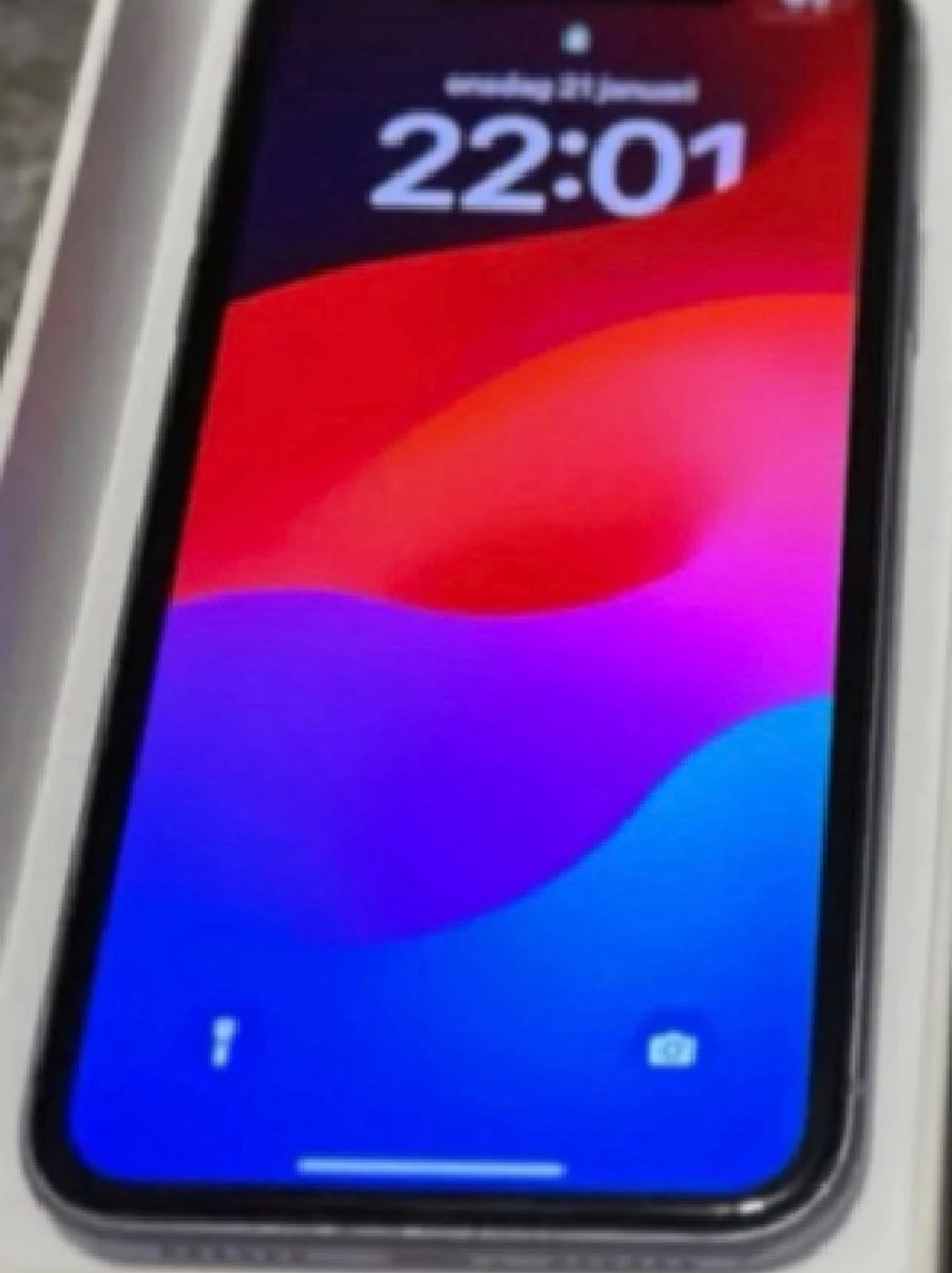 Lila iPhone 11 med glasbaksida