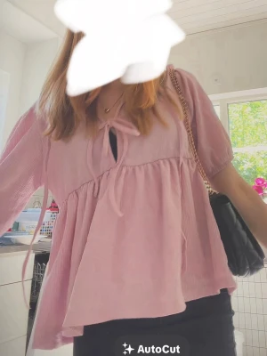 Ljusrosa blus med knyt  - Supersöt ljusrosa blus/topp, den är rosa och man kan knyta framtil❣️ skriv för frpgor!