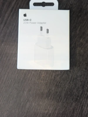 Apple USB-C 20W strömadapter - Apple USB-C 20W strömadapter i vit färg. Kompakt och stilren design med två metallstift för vägguttag. Perfekt för att ladda iPhone, iPad eller andra USB-C enheter snabbt och smidigt. Levereras i originalförpackning.