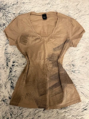 Beige v-ringad t-shirt från Esprit - Snygg beige t-shirt från Esprit Collection med v-ringning och korta ärmar. 