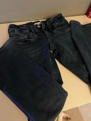 Flare/bootcut jeans från Gina tricot/ storlek 146 - Säljer ett par mörktvättade flare jeans från Gina tricot. Jättefina men säljer då de inte gått till användning. Använda några få gånger. Storlek 146. 