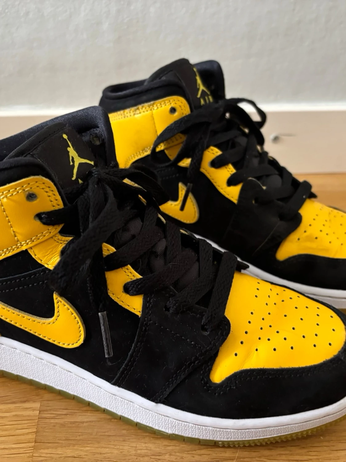 Nike Air Jordan 1 Mid svart/gul 37,5 - 4