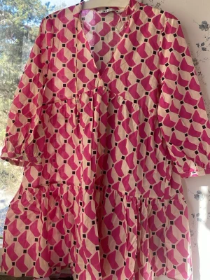 Mönstrad rosa och vit kortklänning - Jättefin sommarklänning från Zara. 
