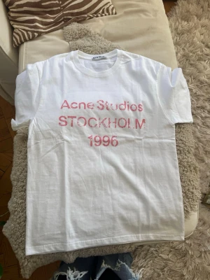 Acne studios T-shirt  - Jätte snygg acne studios T-shirt! Köpte på Vinted men säljer då jag känner att jag vill spara pengar!!! Jag har inget bevis på att den är riktigt men tror det ganska mycket att den är rikigt!!!