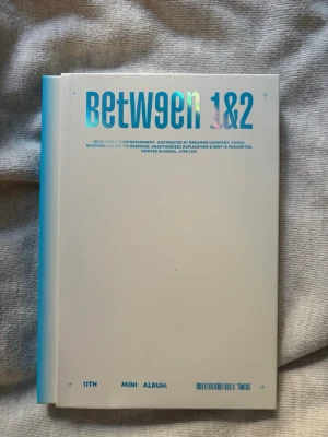 Mini Album Between 1&2 TWICE - Säljer albumet 'Between 1&2', 11:e mini albumet från TWICE. Innehåller låtlistor, bilder, cd, photcards. Perfekt för dig som gillar K-pop och samlar på TWICE-relaterade saker. Som ny! 