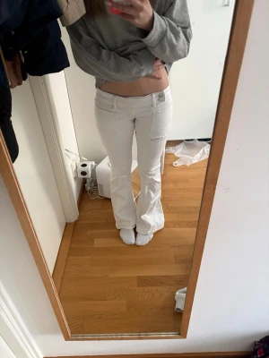 vita jeans - Jätte fina nya vita jeans från gina med hål! De har en liten fläck men syns knappast när man har dom på❤️❤️