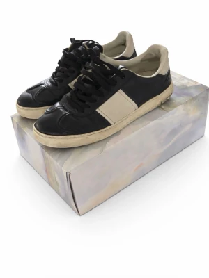 Valentino flycrew navy - Säljer dessa tvär feta valtino flycrew i färgen navy blue som inte säljs längre. De är i mycket bra skick förutom att det är lite slitna i hälen där även någon nit saknas på skorna annars väldigt bra skick!😊. De är k storlek 41 men passar 42 också. Vid minst fundering är det bara att höra av sig och vid snabb affär går priset att diskuteras!!😊. Nypris ca 9000kr mitt pris 1999kr.