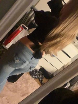 Ljusblå True Religion jeans - Säljer ett par ljusblå jeans från True Religion med ikoniska fickor bak och snygga detaljer i form av silverknappar. Jeansen har en klassisk femficksmodell och är tillverkade i denim med en skön passform. Perfekta för en trendig och avslappnad look. Inga defekter förutom ett väldigt litet hål mellan benen på byxorna ( se på sista bilderna) använda några gånger, skriv gärna innan köp