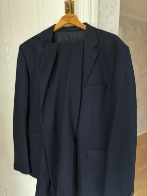Riley slimfit kostym  - En helt ny kostym från Riley bara testad storlek 56 på byxorna och kavajen 