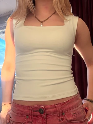 Vit festtopp - Fin vit festtopp med stretchigt material. ☀️🩷