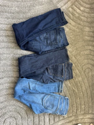 Tiger jeans - Tjena, säljer tre par tigerjeans för endast 199kr! Priset är så billigt pga storlekslapparna är avklippta på 2 av jeansen men ena paret är 31/32 och de alla sitter ungerfär likadant förutom dem ljusblåa som är någon storlek större i midjan. Pris kan diskuteras! Om du endast vill köpa ett par jeans så är priset 79kr!