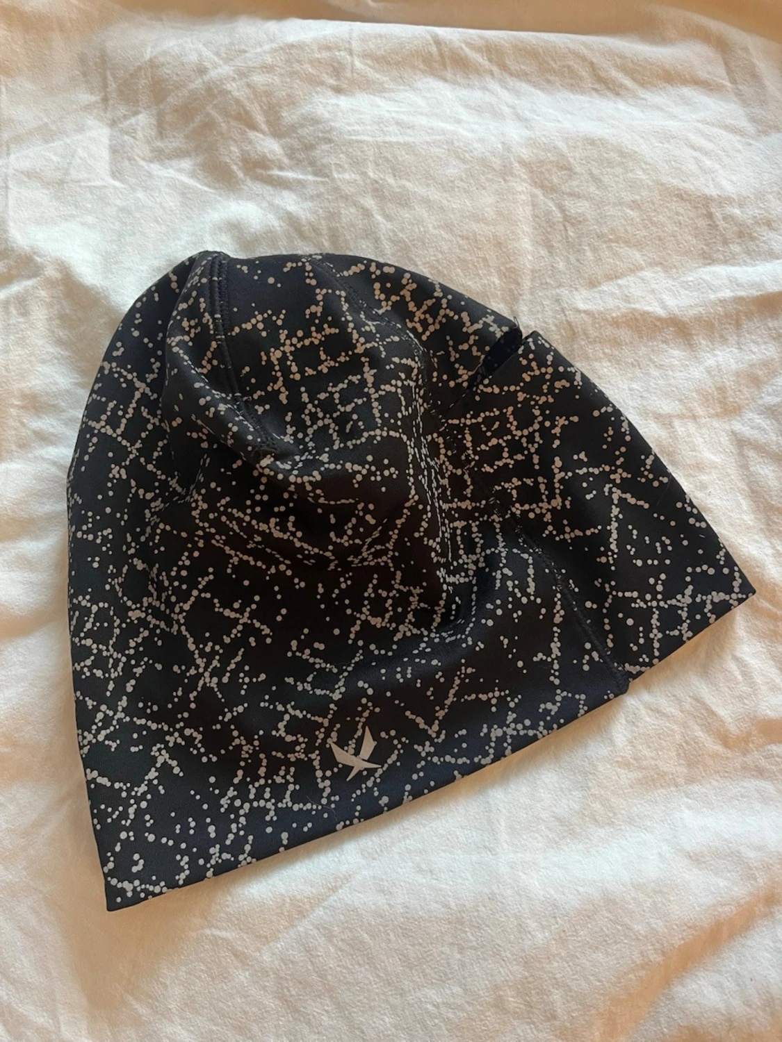 Svart mössa med reflex mönster - 1