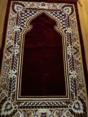 Mörkröd matta med mönster Velvet mjukt material Large  - Säljer en mörkröd bönematta med dekorativt orientaliskt mönster i beige, vitt och beige. 110 cm x 67 cm (Large) Velvet material mjukt 