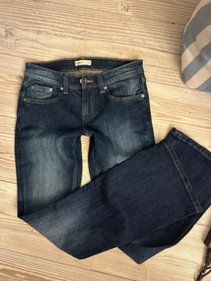 Yk2 Low waist bootcut jeans - Snygga lågmidjade mörkblå jeans. Aldrig används då som var för tighta för mig🙏🏼 NYPRIS:499kr