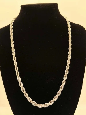 Helt ny Cordell halsband i rostfritt / 50cm / 5mm - Oanvänd Cordell halsband i rostfritt stål. Längd: 50cm Bredd: 5mm.  Kommer i en fin ask!