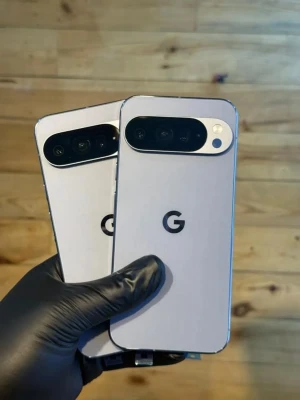 Google Pixel mobiltelefon vit - Säljer en Google Pixel mobiltelefon i vit färg med svart kameramodul och rundade hörn. Baksidan har en stor G-logga och kameran sitter i ett horisontellt fält med flera linser och blixt. Telefonen har en modern, stilren design och platt baksida.