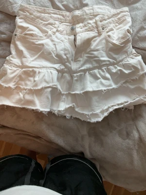 Vit jeanskjol med volanger - Vit jeanskjol med volanger. Aldrig använd. 