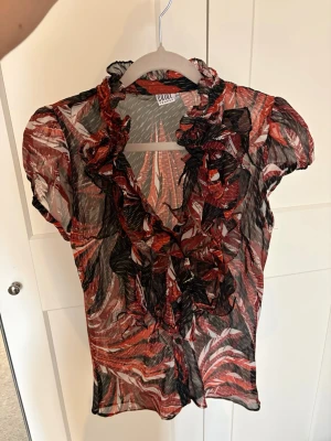 Mönstrad volangblus - As cool mönstrad volang topp! Skriv för fler bilder🥰