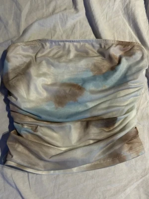Bandeau tubtopp - Säljer en snygg bandeau-tubtopp med axelbandslös design och tight passform som sitter bekvämt på plats. Perfekt till sommaren och superenkel att styla med jeans, kjol eller shorts. Ett måste i basgarderoben! (Ifrån shein)