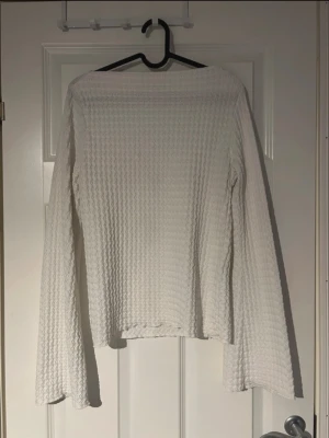 Långärmad tröja  - Säljer en vit långärmad tröja Rak passform och mjukt, stretchigt material som sitter bekvämt. Perfekt basplagg som passar lika bra till jeans som till kjol (ifrån lager 157) 