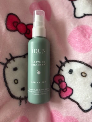 IDUN Minerals Leave-In Treatment - Grön sprayflaska med IDUN Minerals Leave-In Treatment för hårbotten och hår. Dermatologiskt testad och parfymfri, speciellt framtagen för känslig hud. Praktisk pumpflaska i plast som är enkel att använda. Använt fåtal gånger. 💛liten extra gåva vid varje köp! Skickar allt omsorgsfullt i bubbelplast & kartong