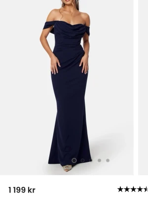 Marinblå offshoulder långklänning -  Säljer nu en ursnygg klänning, perfekt till event, bal, firande. Nypris ligger på 1200kr.
